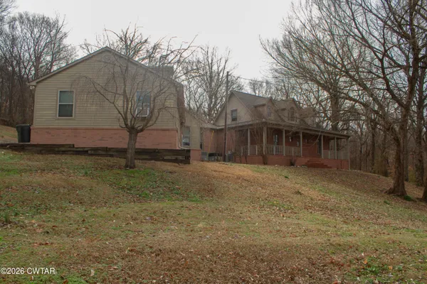 a house view with backyard space