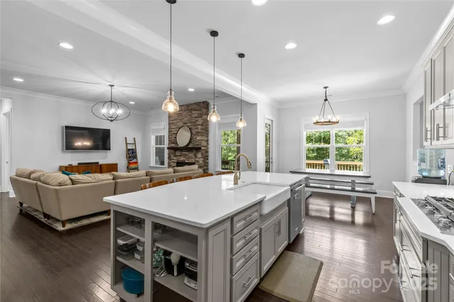 a large kitchen with kitchen island a large island in it