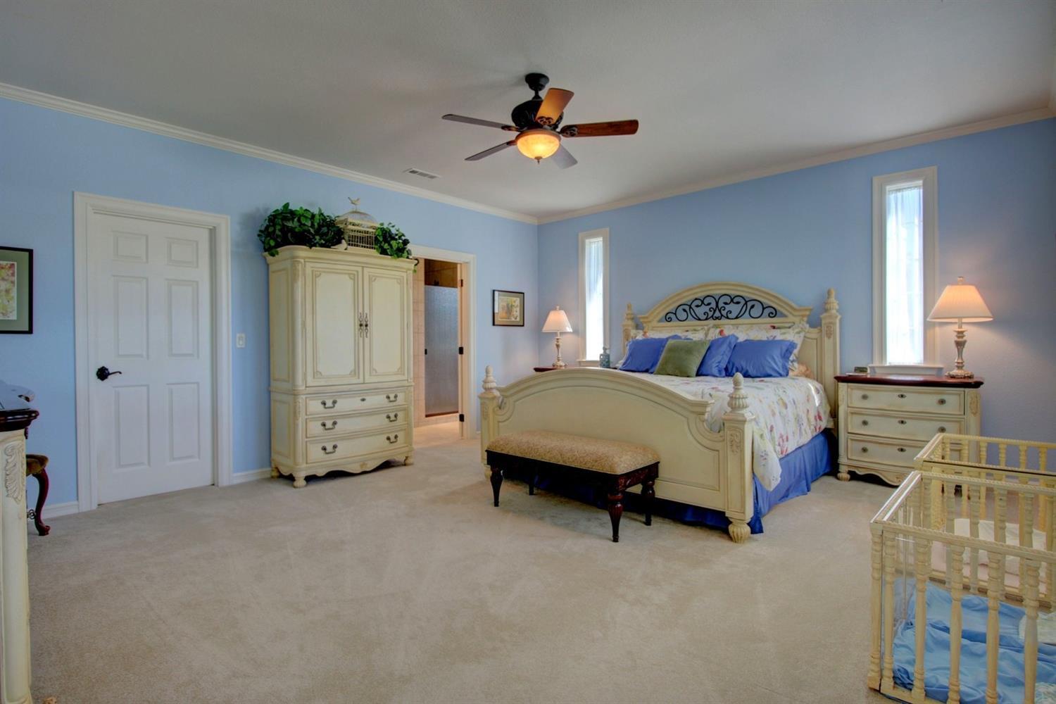 1685 Minear Road Medford, OR 97501 - Photo 18 of 32 Spacious master suite with large walk in