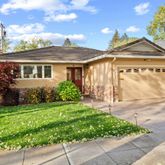 a view of backyard of the house