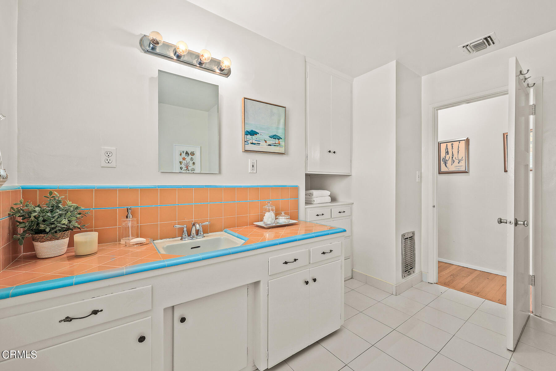 2485 Queensberry Road Pasadena, CA 91104 - Photo 23 of 36 Hall bath very Large