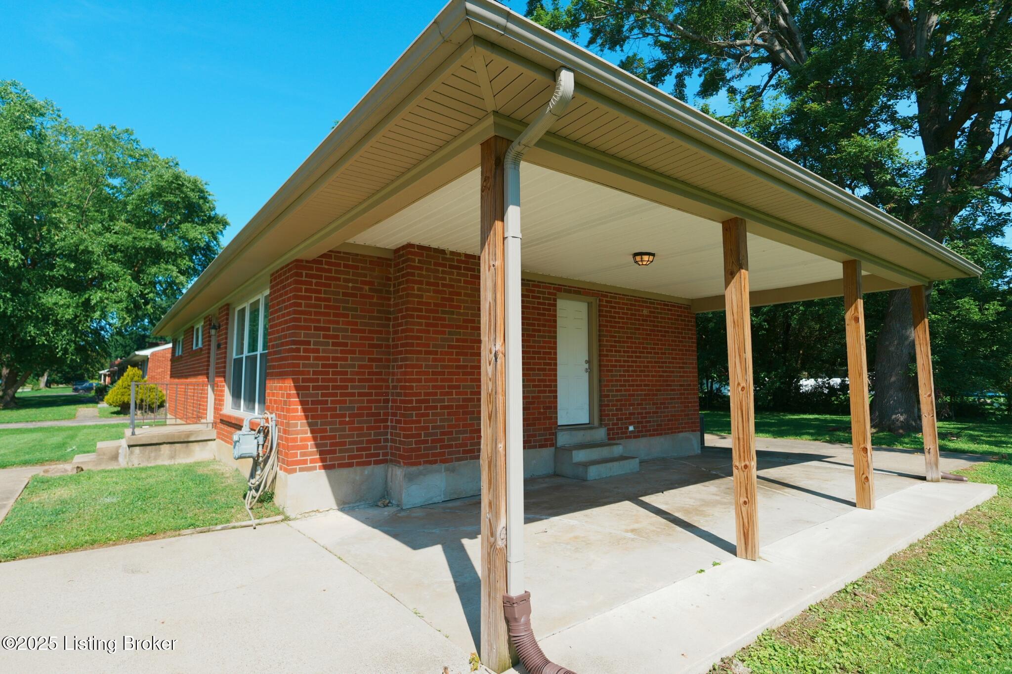 10104 Nanka Road Louisville, KY 40272 - Photo 6 of 29 22