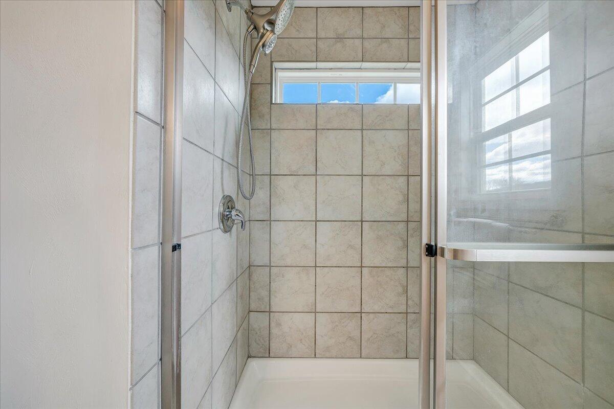 427 Cambridge Ct Road Vinton, VA 24179 - Photo 26 of 46 a bathroom with a bathtub