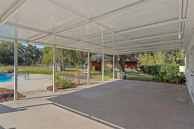 a view of a backyard