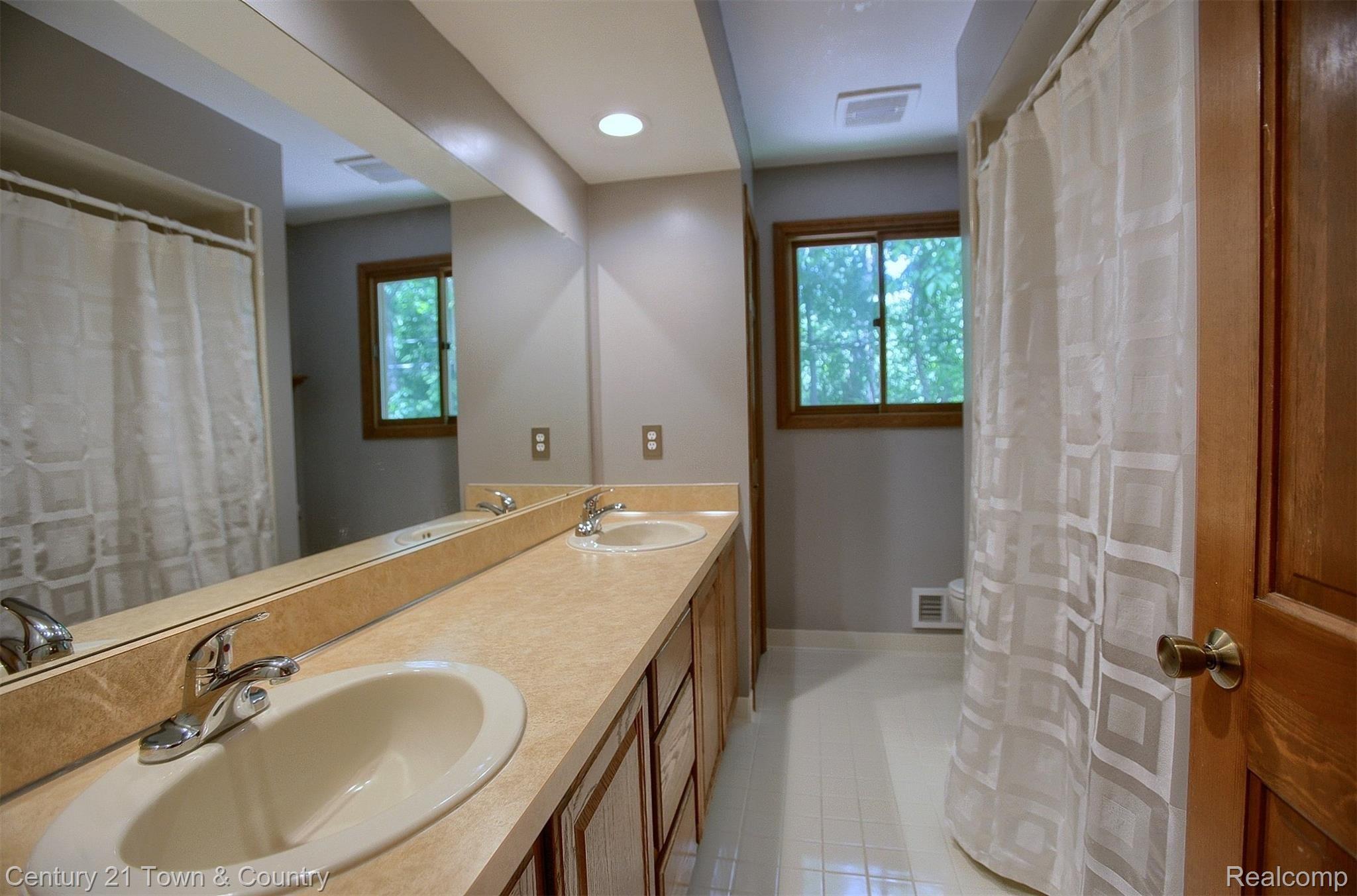 520 Maryknoll Drive Rochester, MI 48309 - Photo 27 of 30 27-Bathroom.jpg