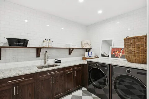 $12,995,000 | 5 Eileens Path, East Hampton, NY 11937