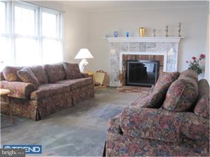 275 Burning Tree Road Delran, NJ 08075 - Photo 4 of 10 Living Room
