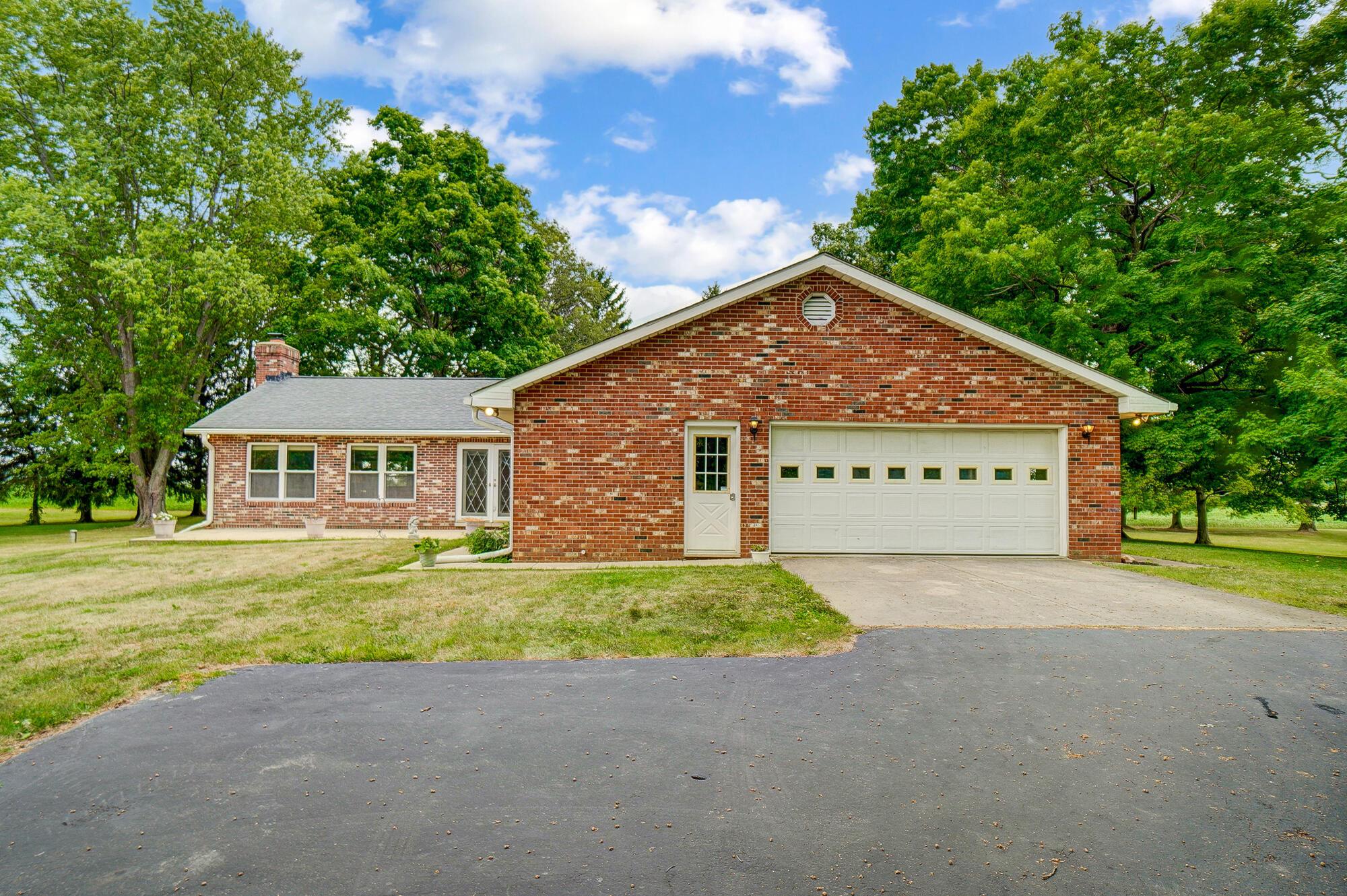 4540 Goodson Road West Jefferson, OH 43162 - Photo 4 of 82 Attached garage