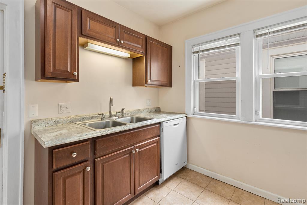 1347 Wayburn Street Grosse Pointe, MI 48230 - Photo 9 of 32