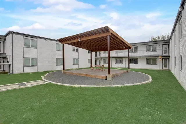 a view of front of a house with a yard