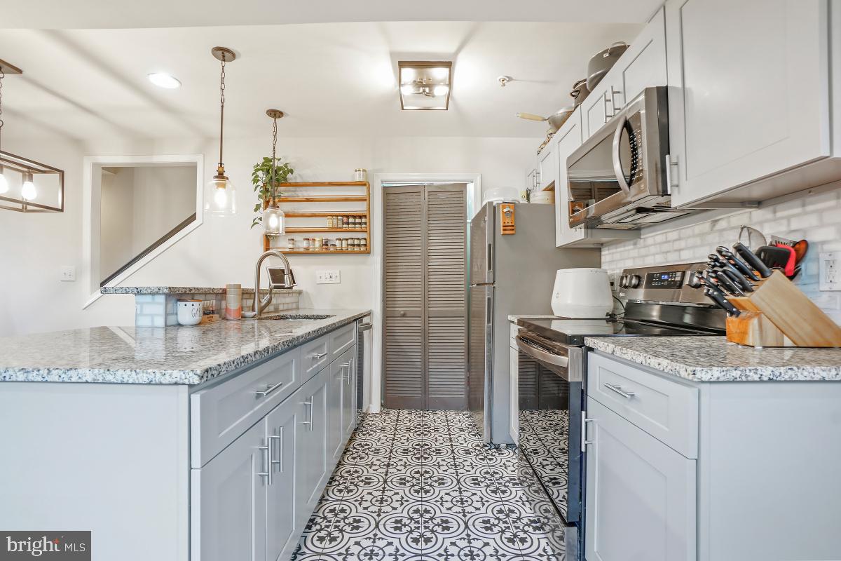 1377 K Street Southeast, Unit 2 Washington, DC 20003 - Photo 4 of 30 Granite countertops / stainless steel appliances