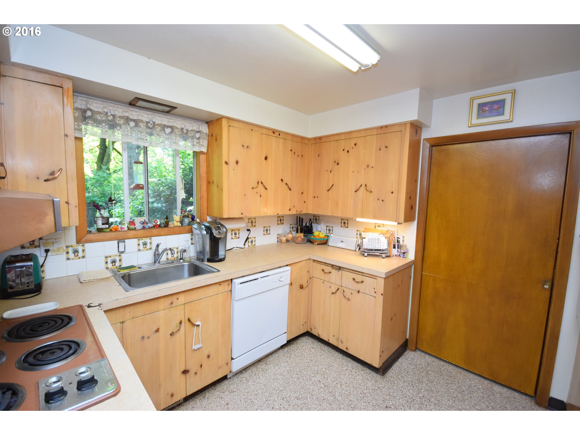 5244 Southwest Alfred Street Portland, OR 97219 - Photo 11 of 15 Gallery Image 11