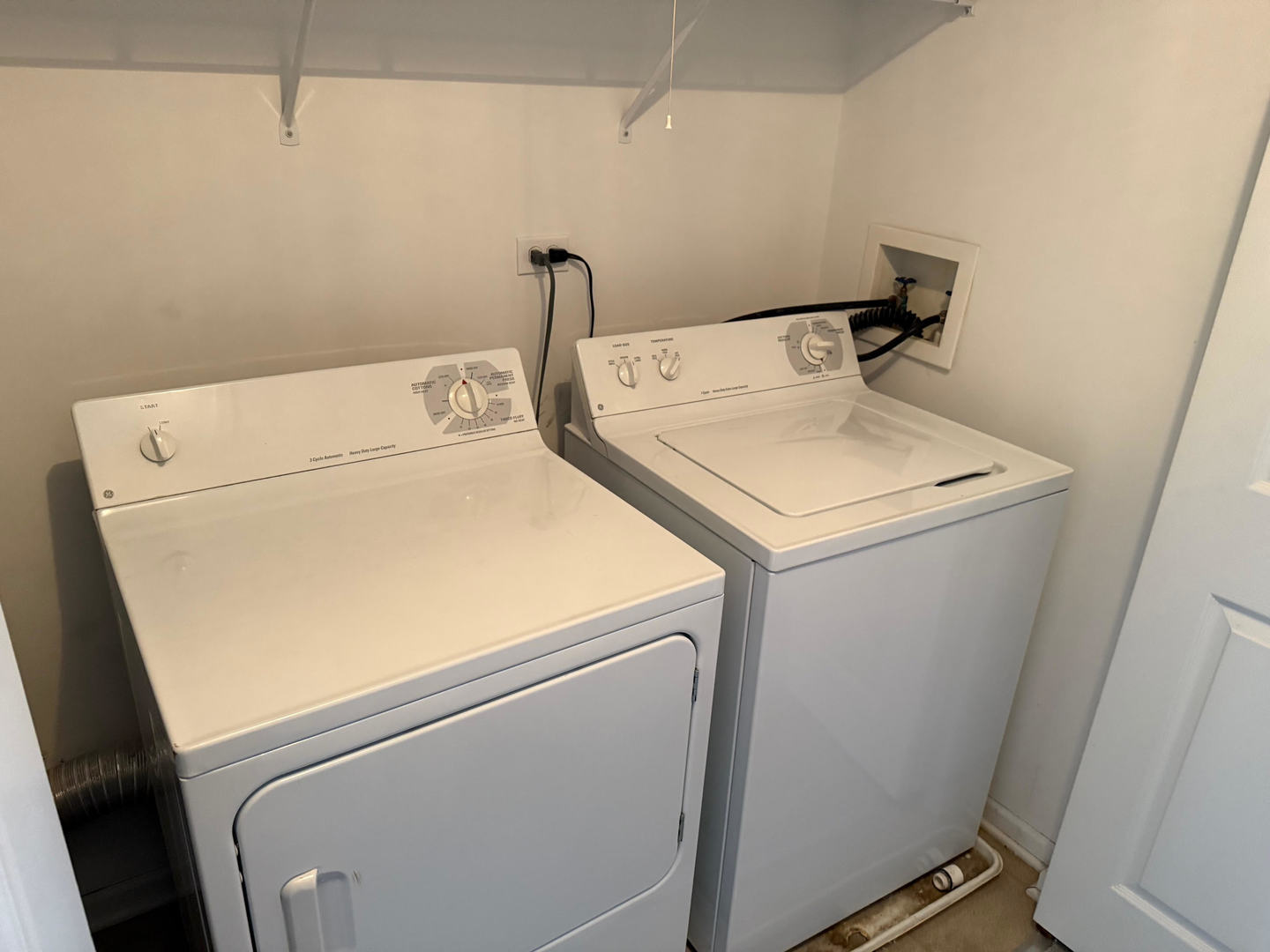1116 Village Center Parkway Aurora, IL 60506 - Photo 10 of 16 a utility room with dryer and washer