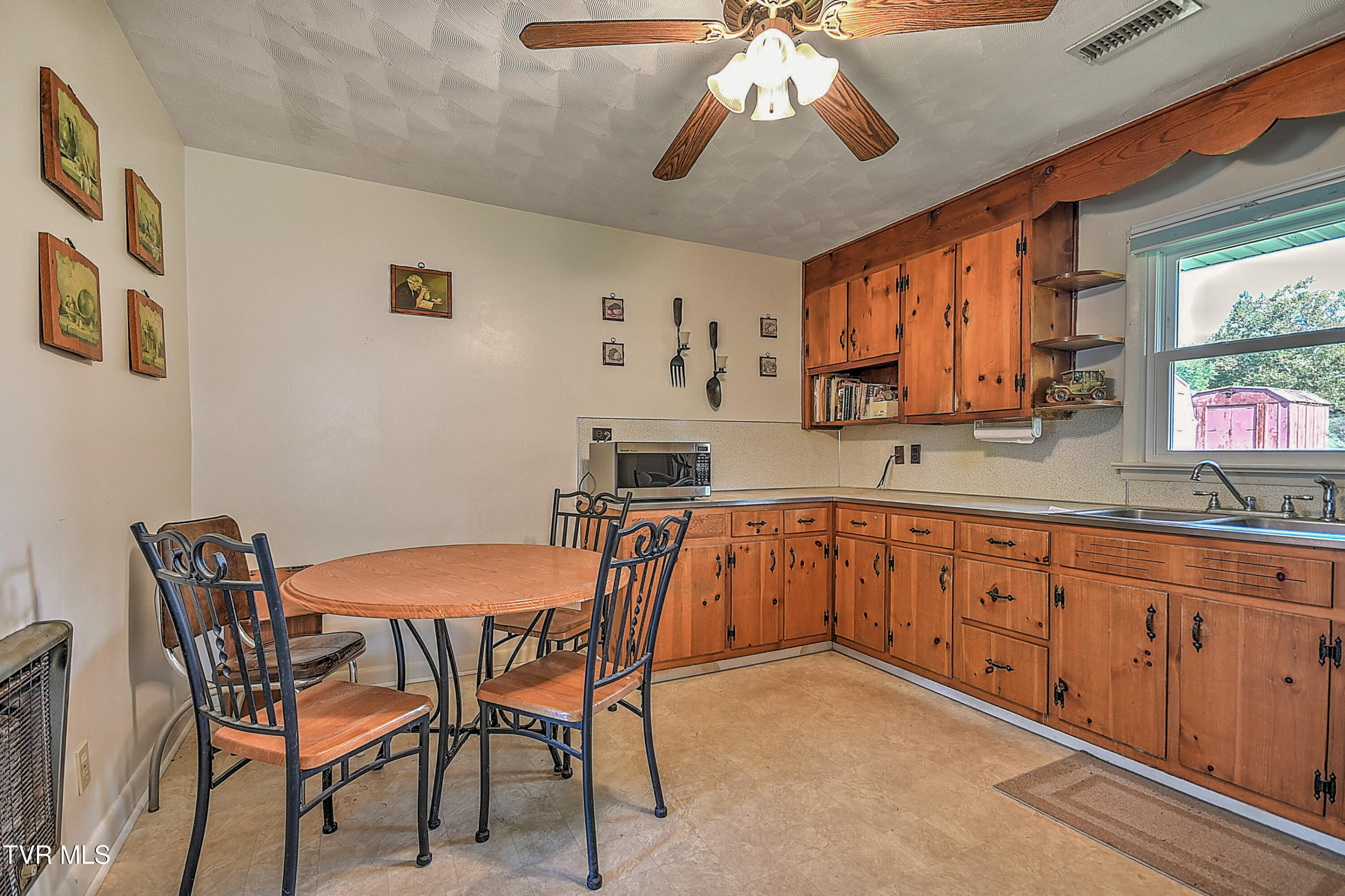 132 Packing House Road Kingsport, TN 37660 - Photo 3 of 30 132 Packing House TN-5