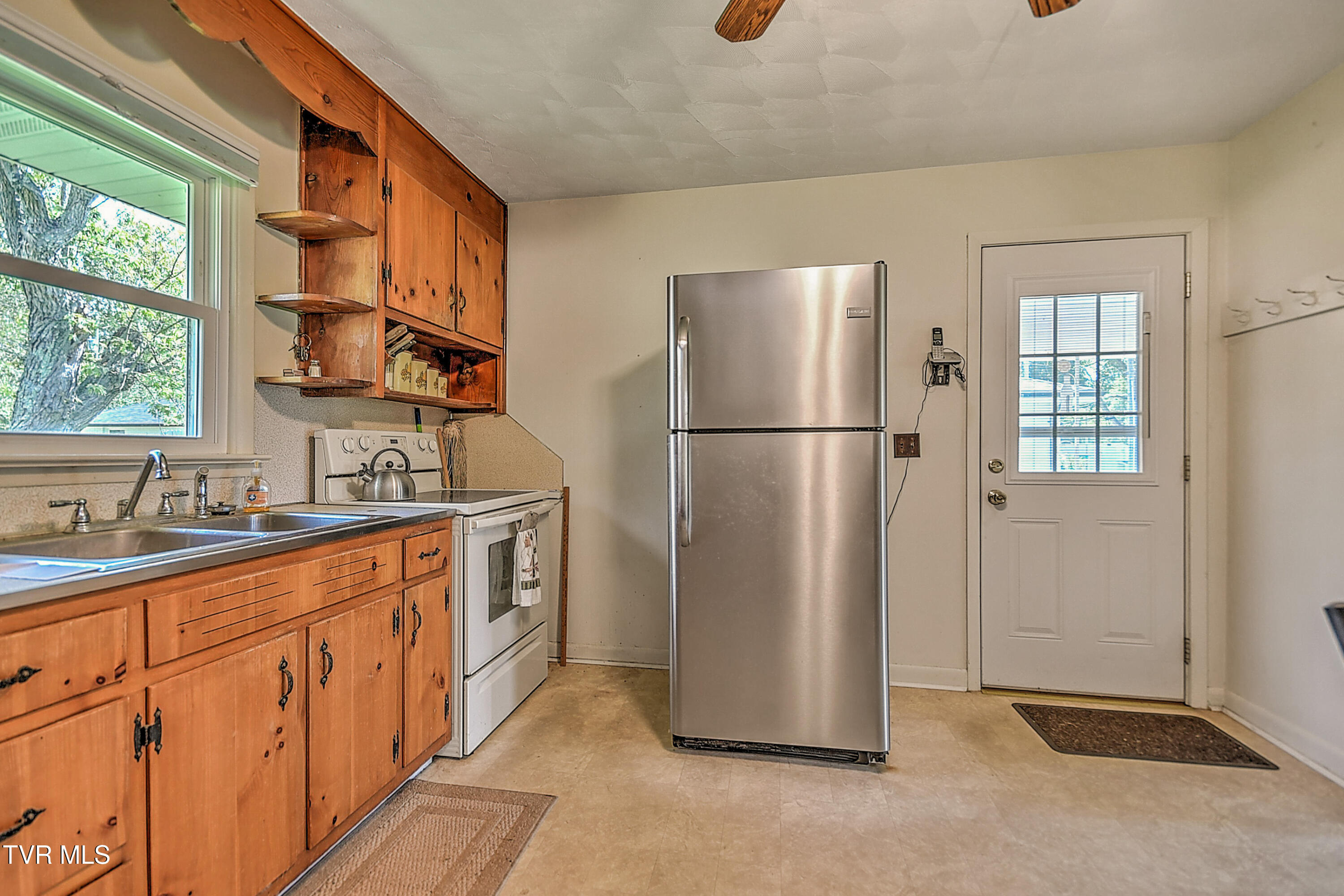 132 Packing House Road Kingsport, TN 37660 - Photo 4 of 30 132 Packing House TN-6