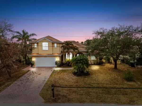 a view of a house with a yard