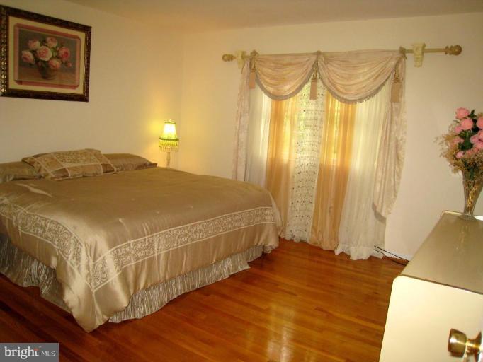 9101 Rouen Lane Potomac, MD 20854 - Photo 14 of 21 Bedroom #2