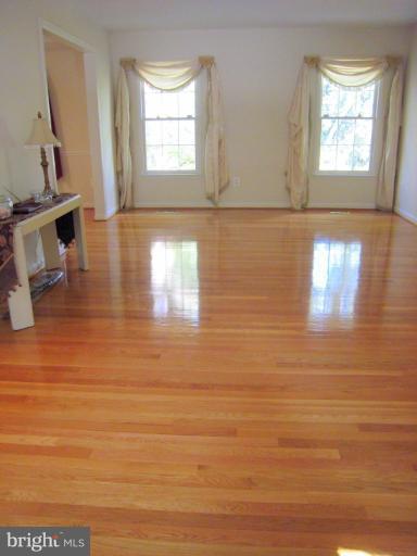 9101 Rouen Lane Potomac, MD 20854 - Photo 3 of 21 Living Room