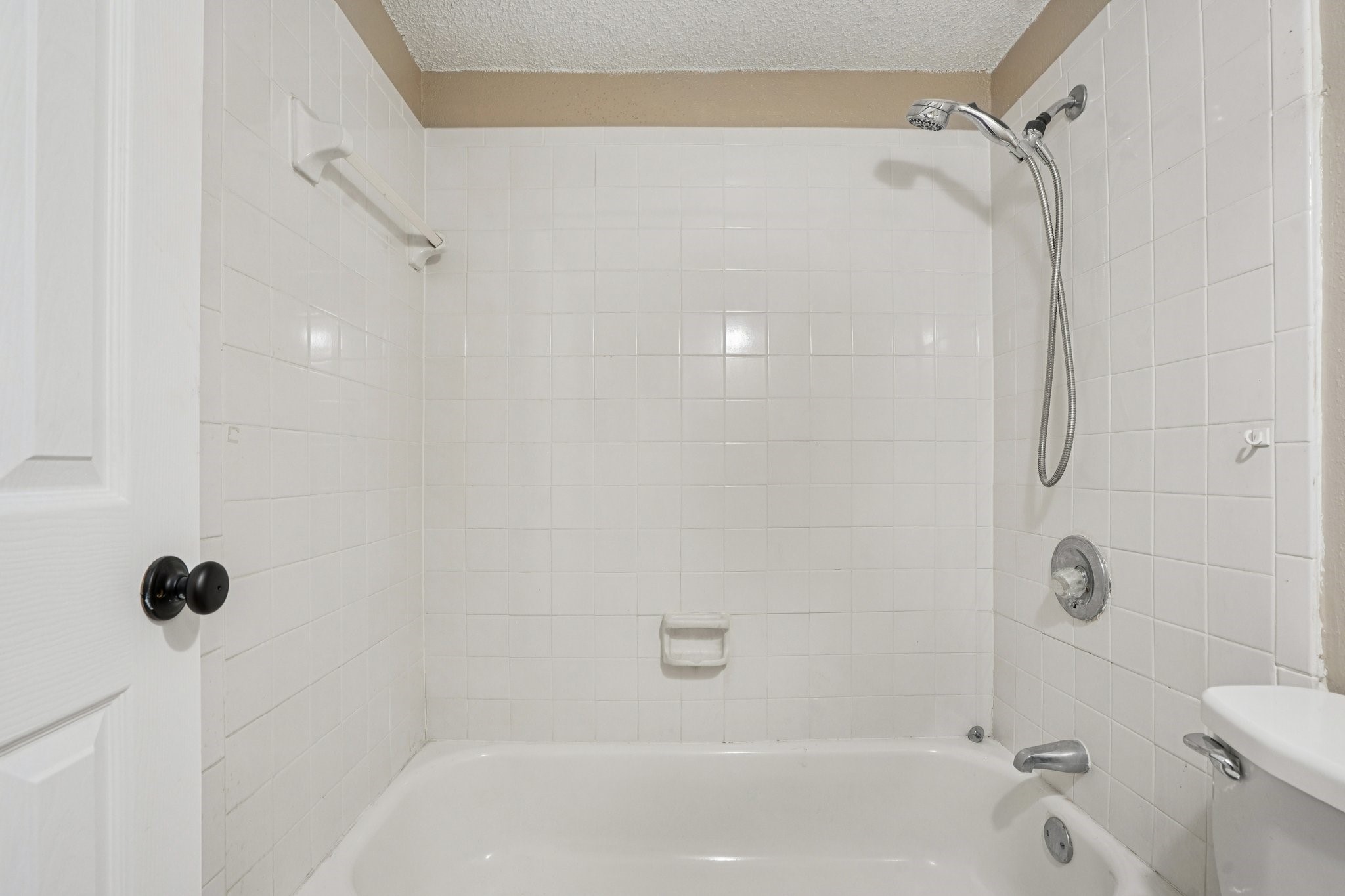 2800 Jeanetta Street, Unit 203 Houston, TX 77063 - Photo 25 of 28 a bathroom with a shower and a bathtub