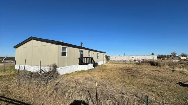 a view of a house with backyard