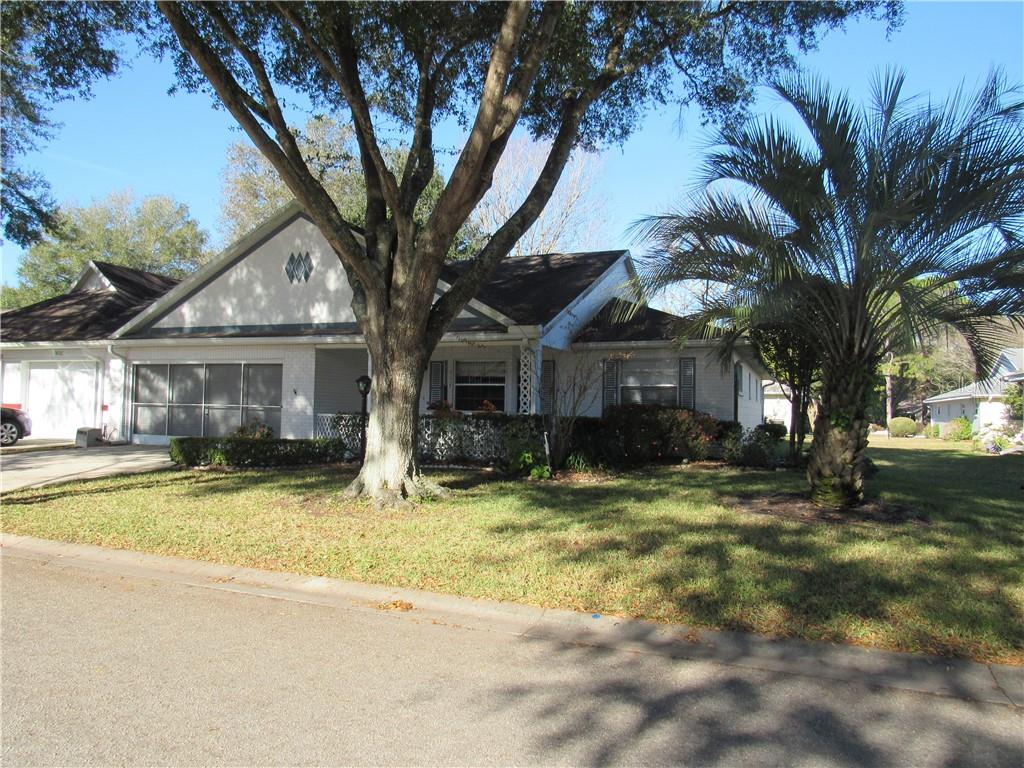 Charming (End Unit) Villa Home Two Bedrooms, Two Baths With Two Car Garage Sits Beautifully On Extra Spacious Site Where the Oaks Canopy The Streets of This Lovely Maintenance Free Living Neighborhood! Enjoy All The Amenities of Beautiful "On Top Of The World" Top Rated Adult 55 +  Community