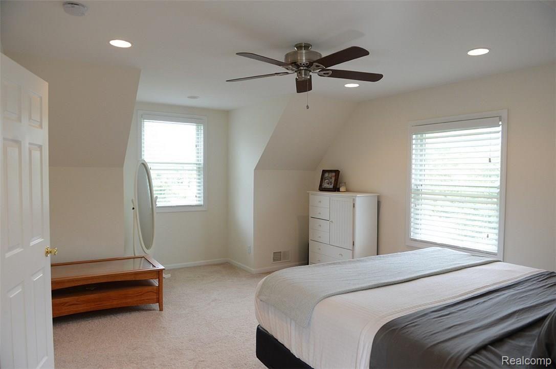 2800 Porter Road White Lake, MI 48383 - Photo 32 of 40 Two large bedrooms upstairs!