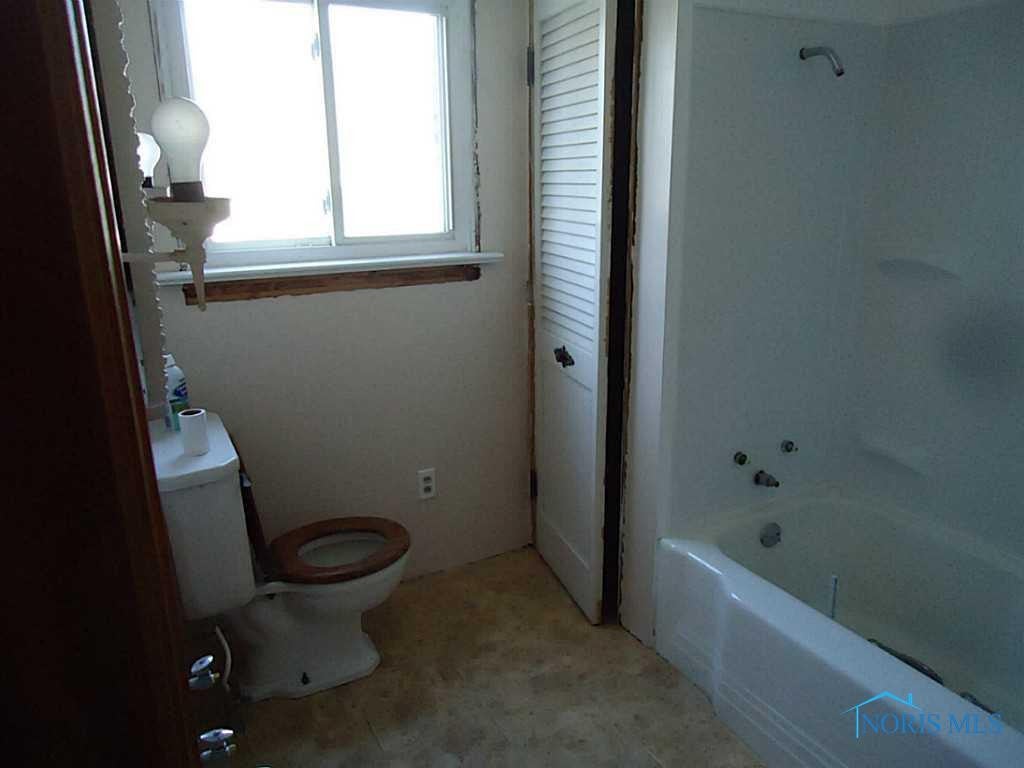 1915 Rivard Road Toledo, OH 43615 - Photo 5 of 11 Full Bath.