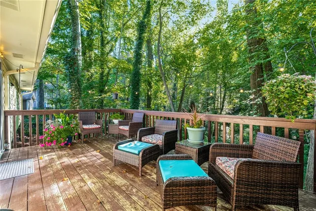 a view of sitting area with furniture