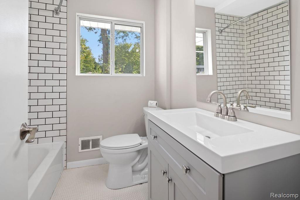 28403 Peppermill Road Farmington Hills, MI 48331 - Photo 13 of 26