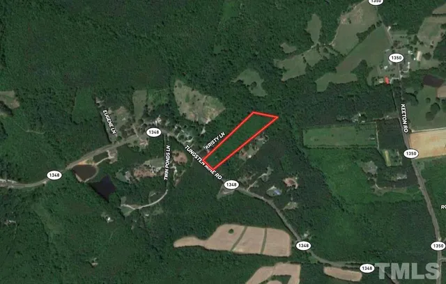 a view of a tennis court