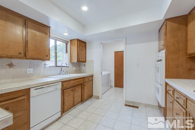 4901 Lakeridge Terrace West Reno, NV 89509 - Photo 8 of 19 a spacious bathroom with a sink and a mirror