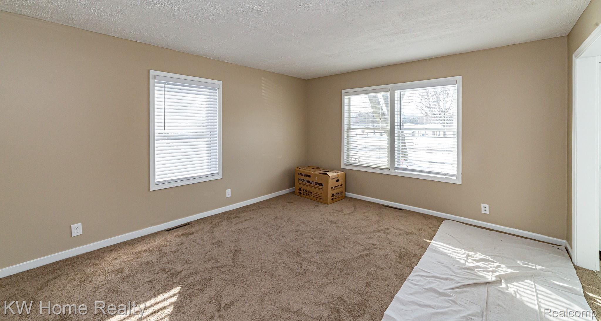 3365 Bathurst Avenue Rochester, MI 48309 - Photo 8 of 14 Bathurst Living Room.jpg