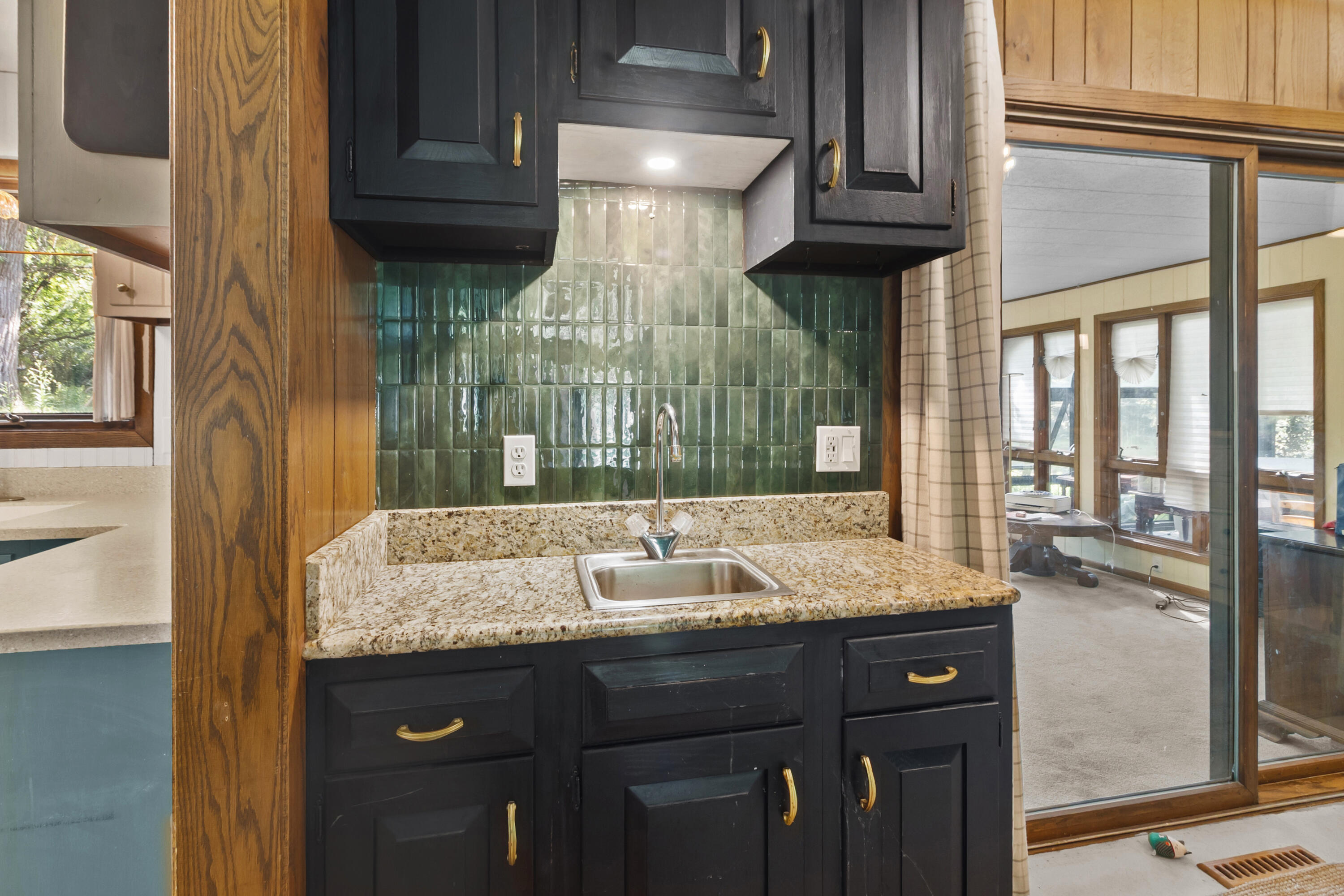 N6372 Tamarack Ridge Road Lafayette, WI 53121 - Photo 13 of 46 Wet bar
