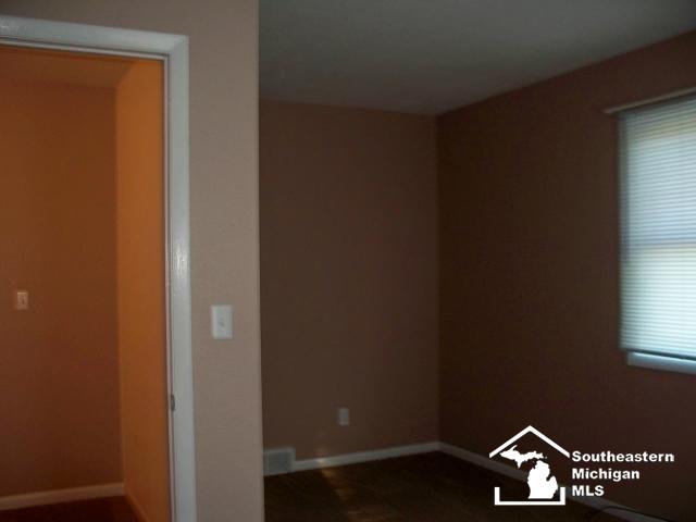 2518 Dean Road Lambertville, MI 48144 - Photo 10 of 20 L-Shaped Bedroom