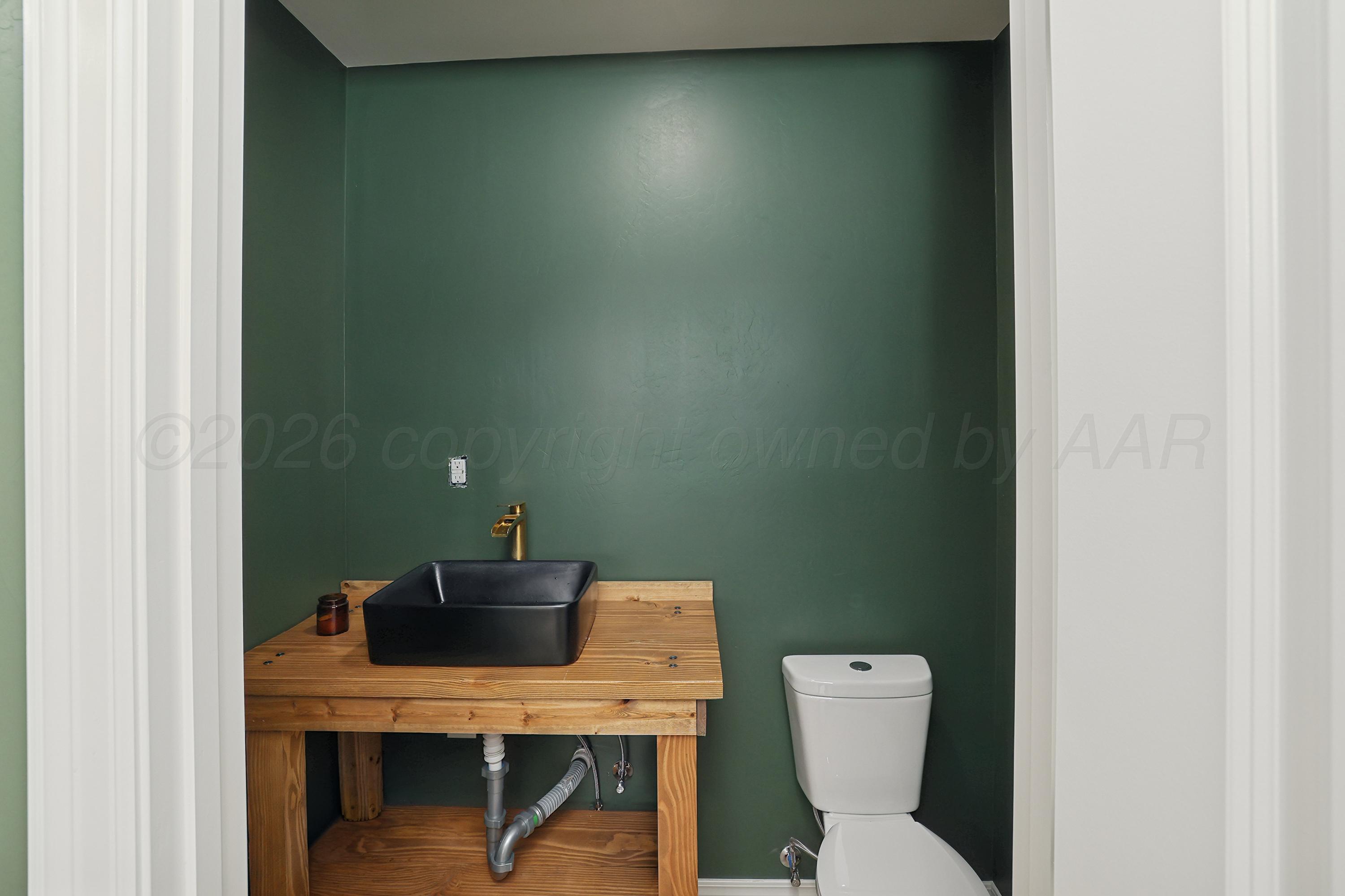 4249 Southwest 12th Avenue Amarillo, TX 79106 - Photo 23 of 25 24-Efficiency Apartment Bathroom