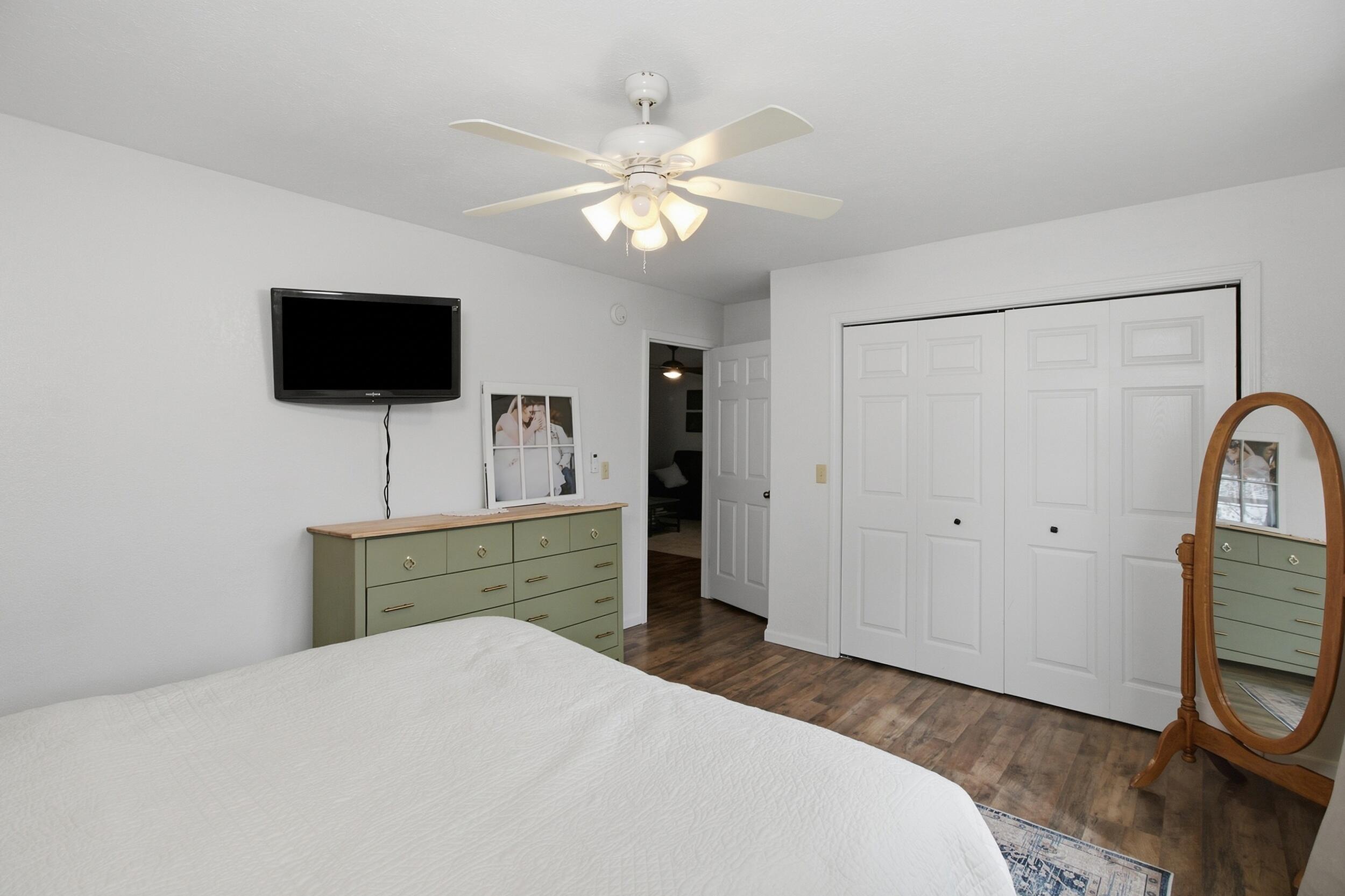 700 Robin Road Mountain Grove, MO 65711 - Photo 19 of 32 img_7562_with_tv