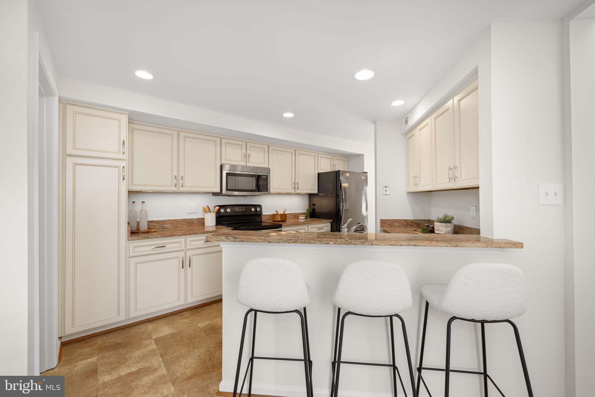 1509 Deer Point Way Reston, VA 20194 - Photo 10 of 50 Breakfast Bar