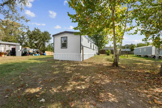 a view of yard with tree
