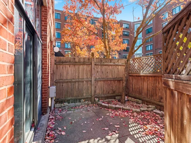 a view of a entrance gate of the house