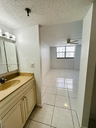 $2,950 | 1621 Collins Avenue, Unit 706, Miami Beach, FL 33139