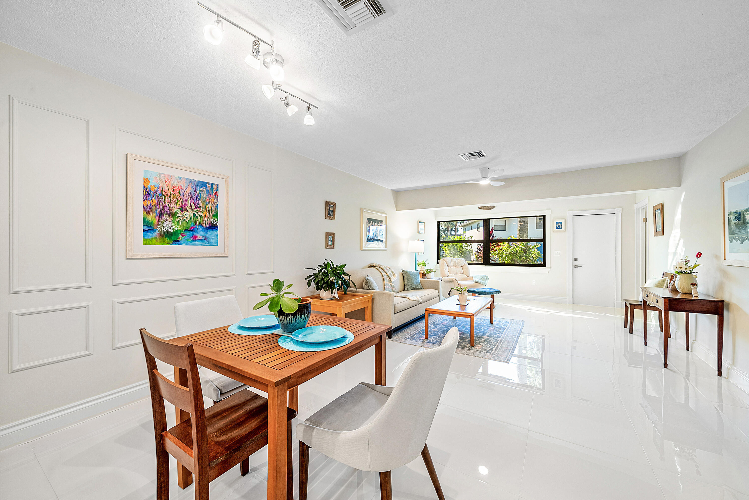 2016 Southwest 29th Court, Unit 5B1 Delray Beach, FL 33445 - Photo 15 of 43 Large Living Room