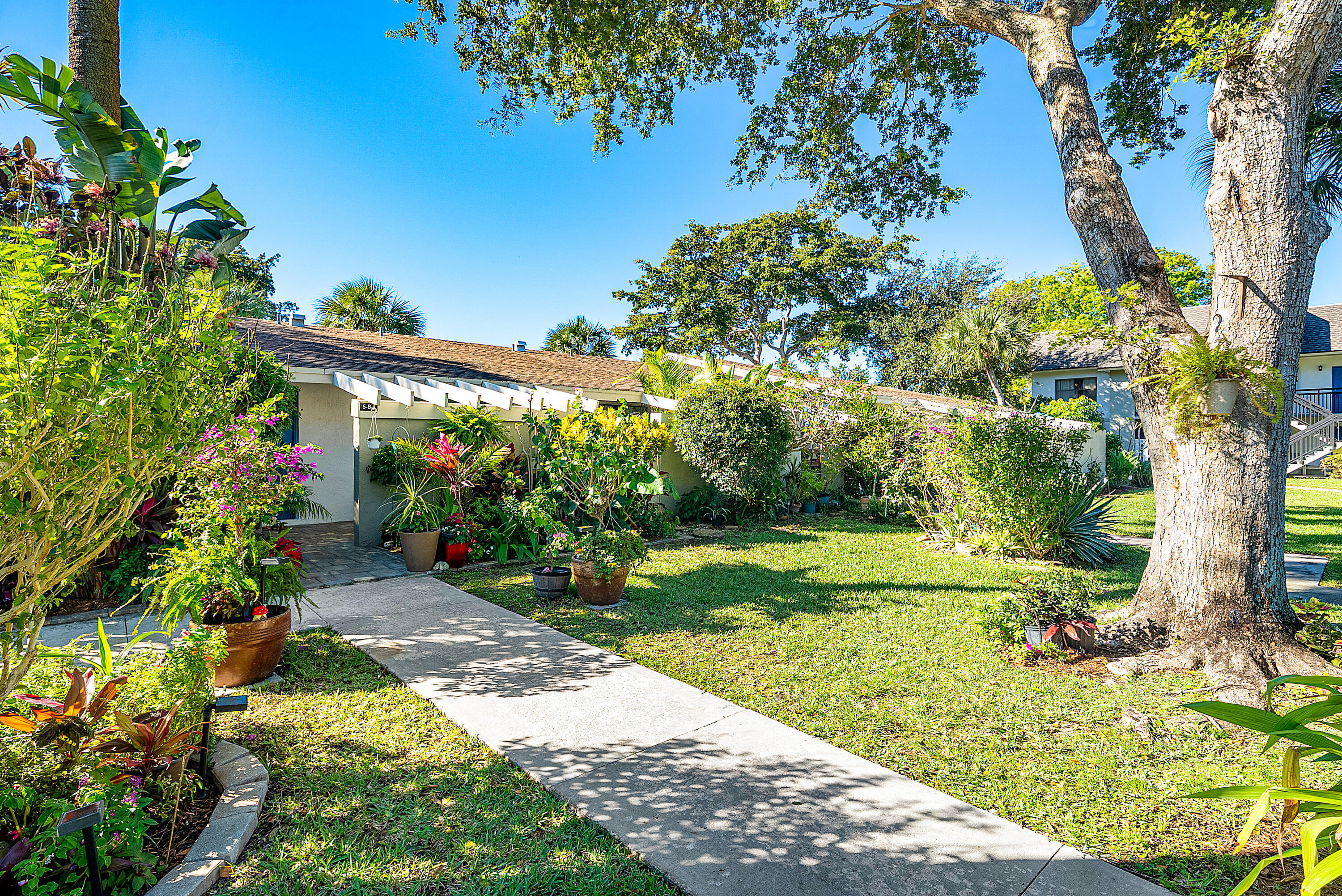 2016 Southwest 29th Court, Unit 5B1 Delray Beach, FL 33445 - Photo 6 of 43 Front Enrty