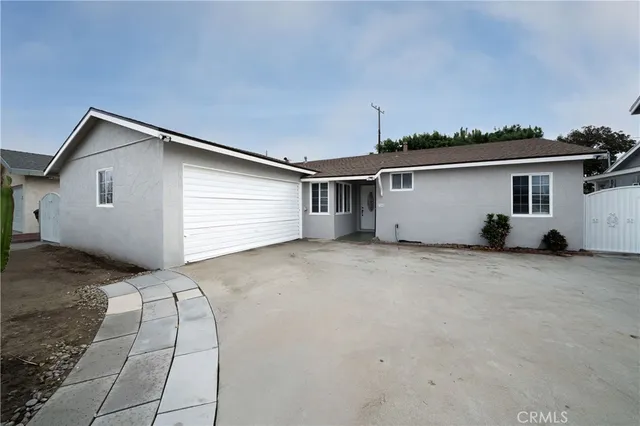 a view of a house with backyard