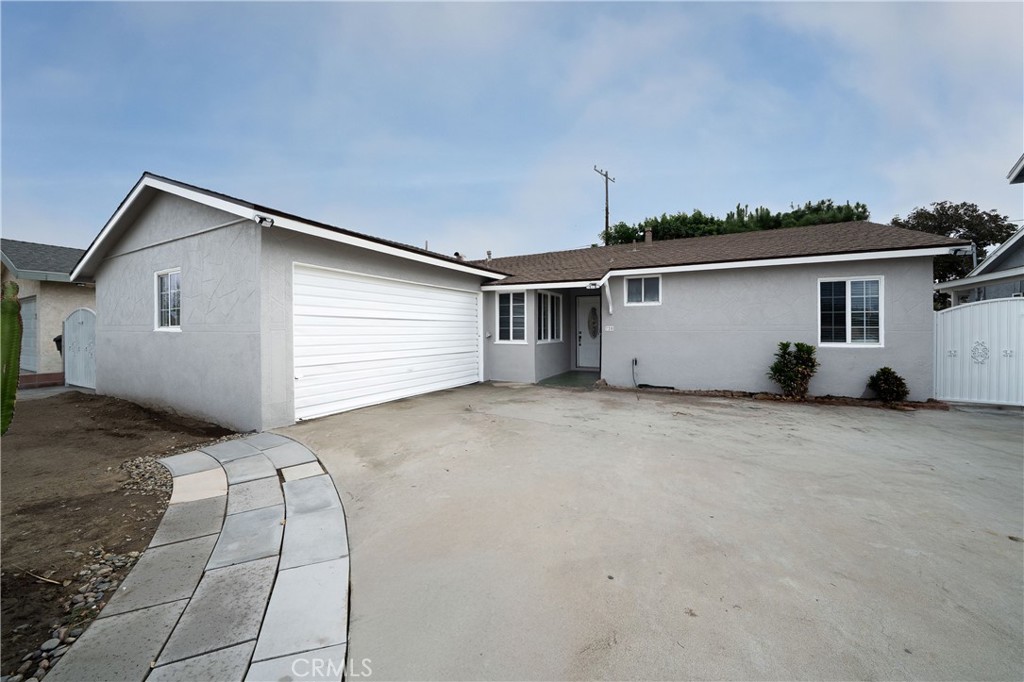 a view of a house with backyard