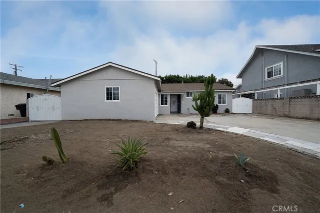 a view of a house with a backyard