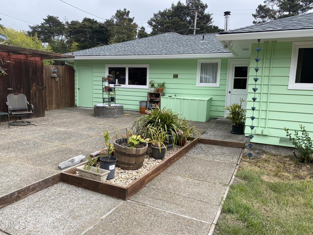 31400 Sherwood Road Fort Bragg, CA 95437 - Photo 44 of 55 a front view of a house with garden