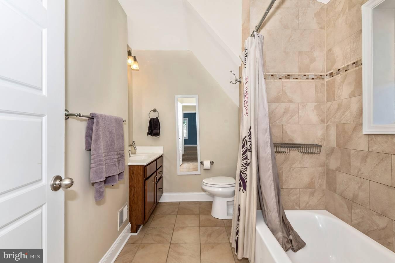 72 Kinship Road Baltimore, MD 21222 - Photo 17 of 28 Bathroom with enhanced tile work