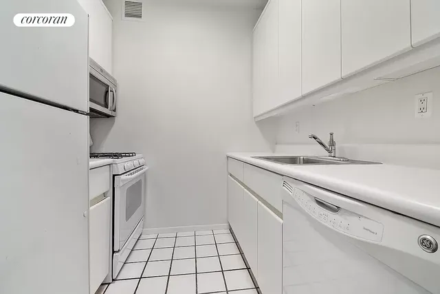 $550,000 | 205 East 68th Street, Unit T5B | Lenox Hill