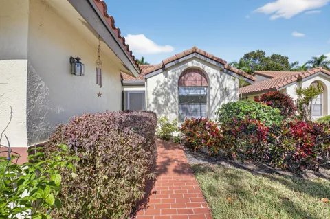 $325,000 | 5893 Sunswept Lane, Unit B, Boynton Beach, FL 33437