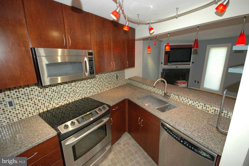 11254 Silentwood Lane Reston, VA 20191 - Photo 2 of 17 Kitchen